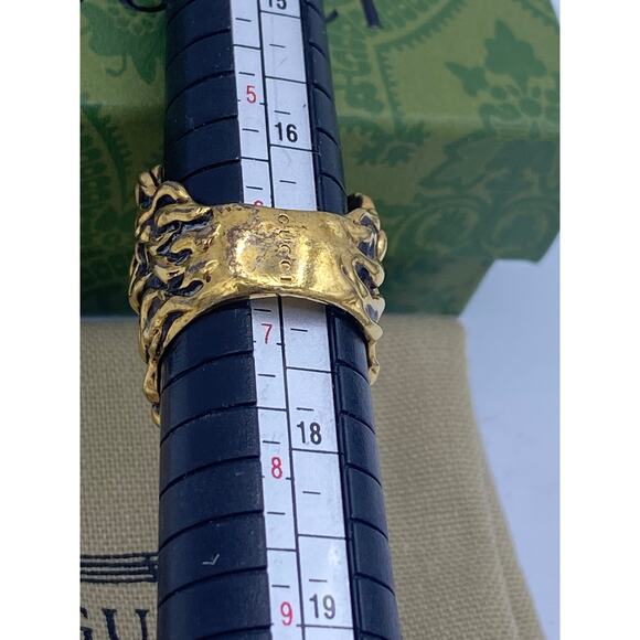 Authentic Gucci Lion Head Ring – Gold-Tone with Black Stone Size 6 - Picture 3 of 12
